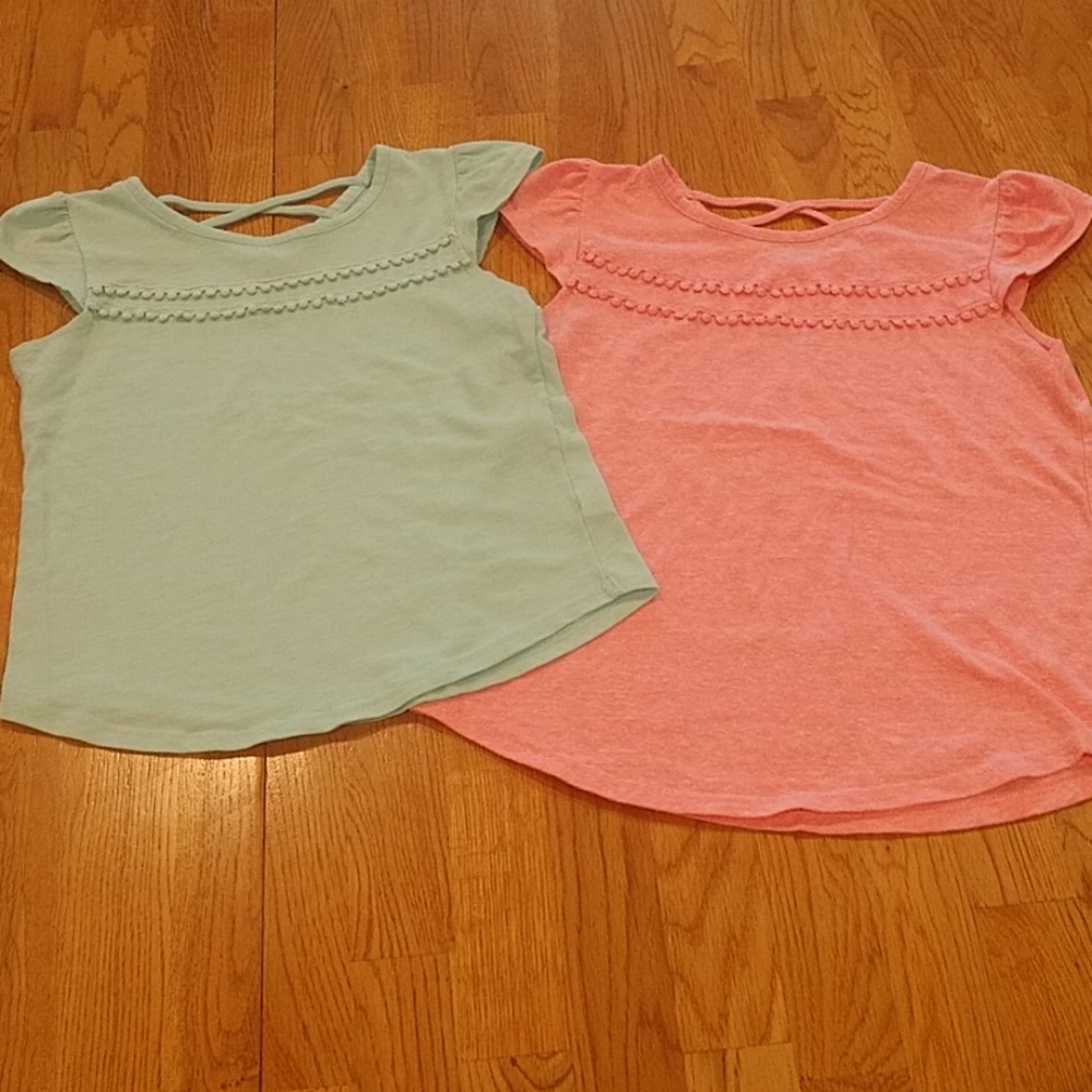 2 Girls Short Sleeves Tops